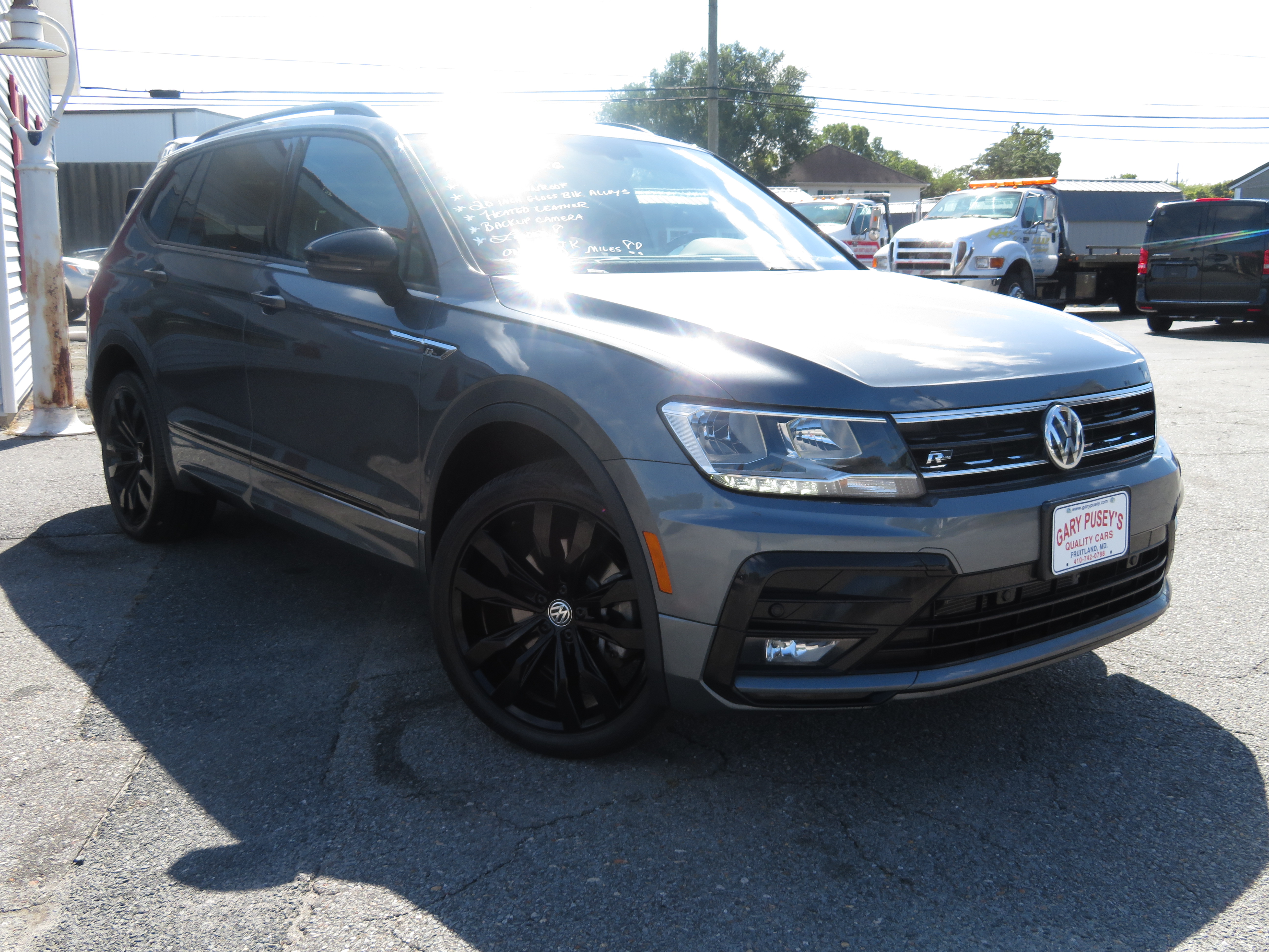 2021 VW Tiguan "R-LINE" AWD Nav./Panoramic Sunroof/Leather/Low Miles!