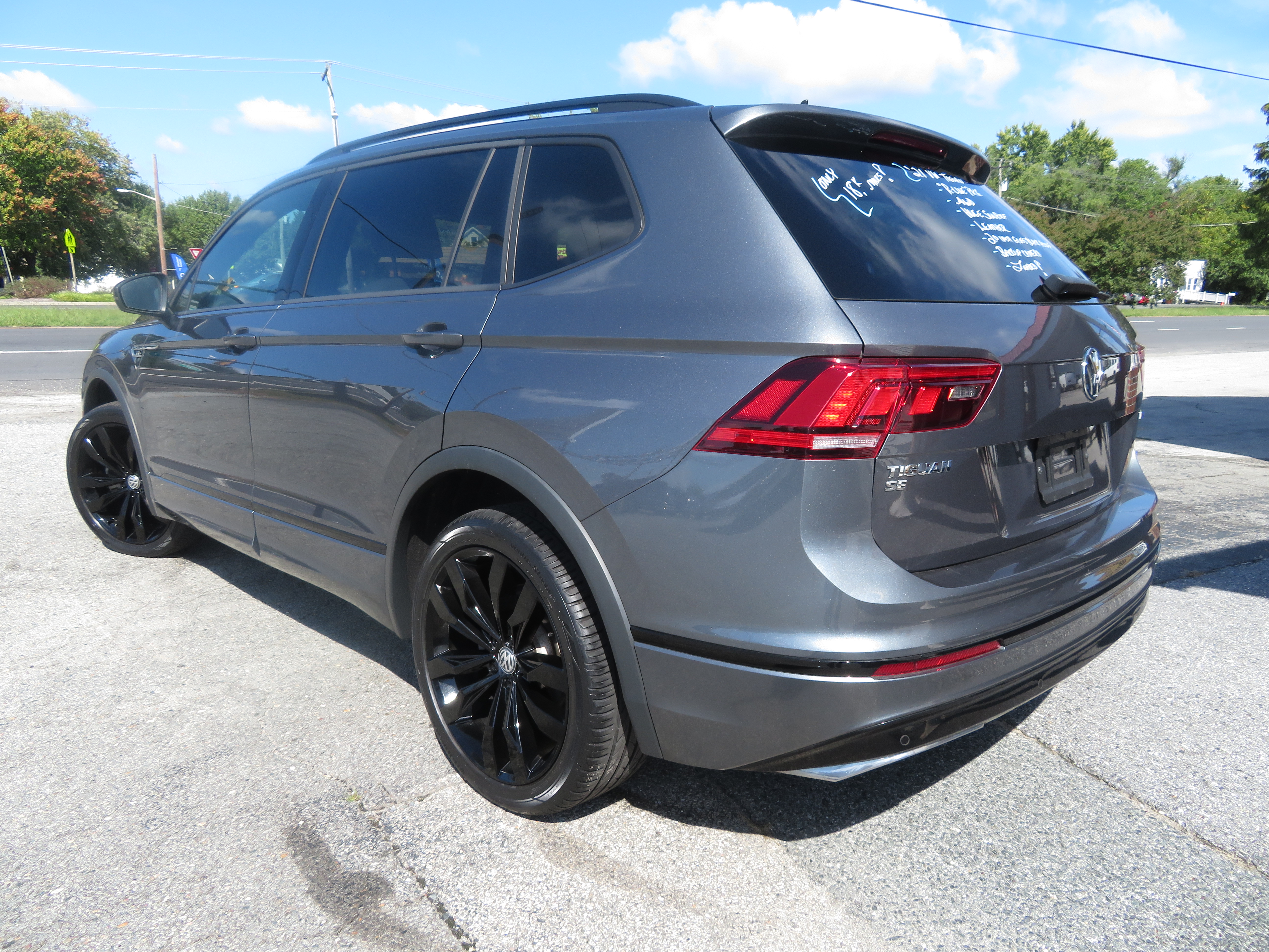 2021 VW Tiguan "R-LINE" AWD Nav./Panoramic Sunroof/Leather/Low Miles!